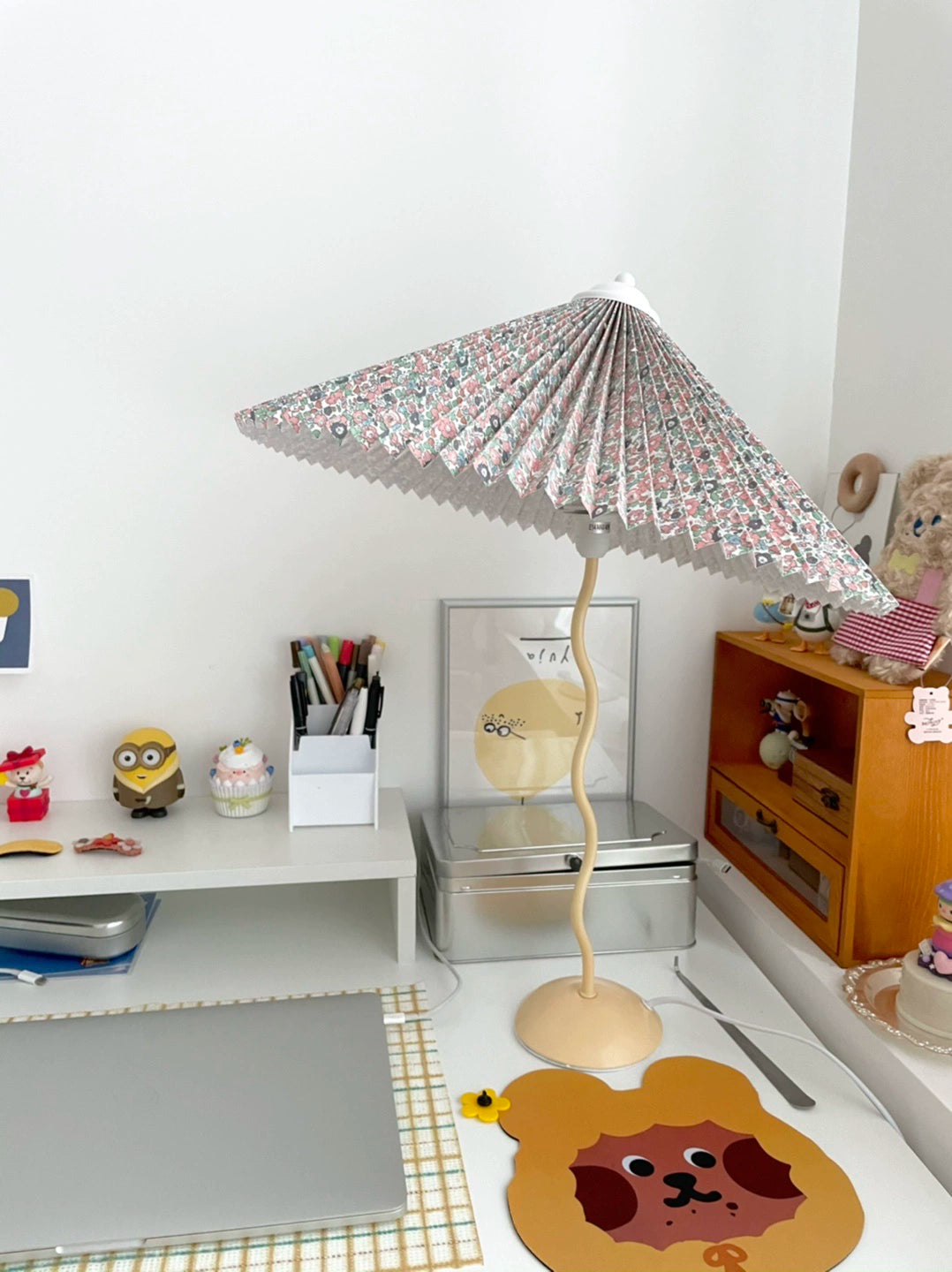 Iron base wavy table lamp with pleated shade, modern design, various colors, Domus Forge.