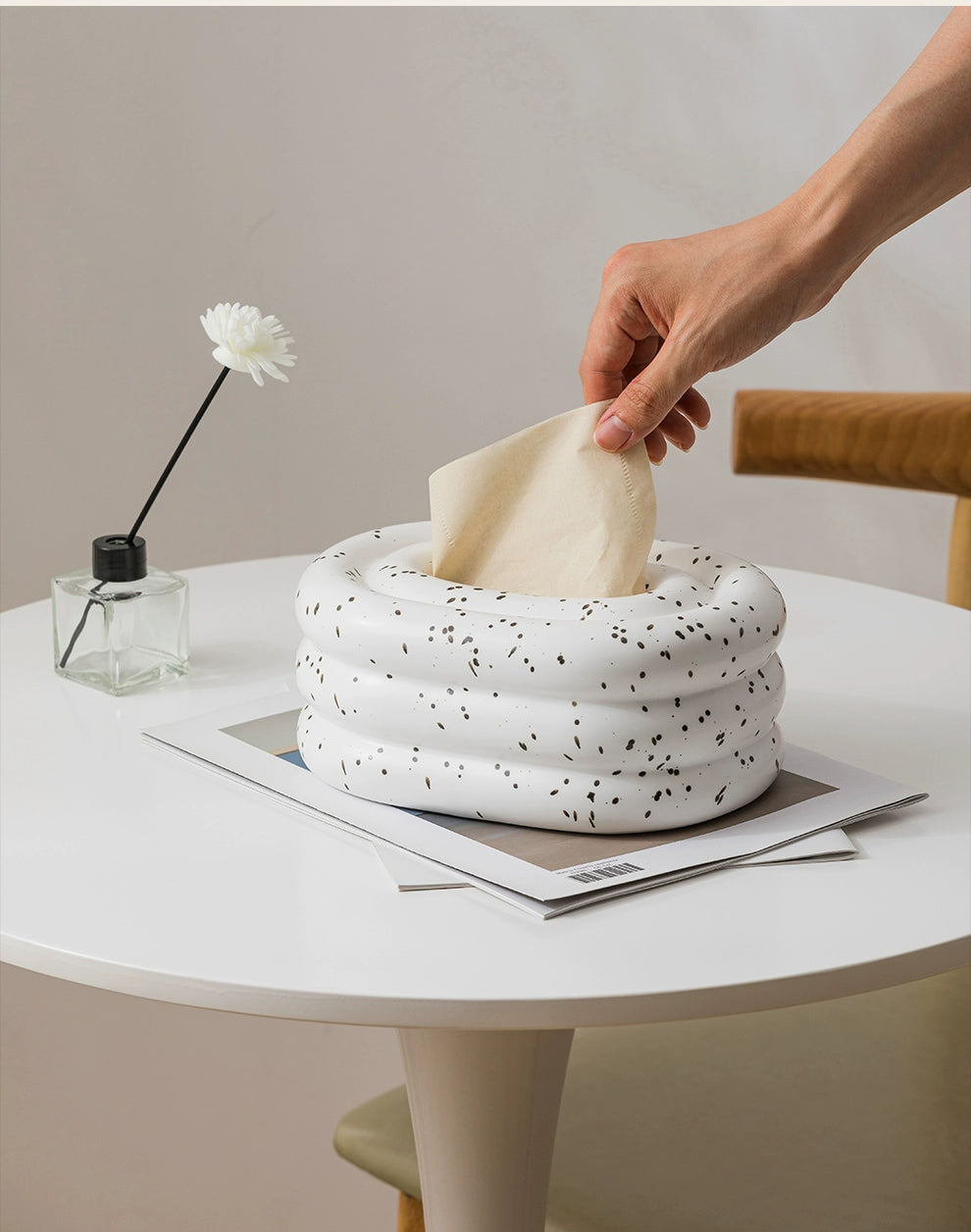 A modern ceramic tissue box cover with an oval shape, available in various stylish colorways. The cover adds a touch of contemporary elegance to home decor, seamlessly concealing tissue boxes while maintaining functional and chic design.