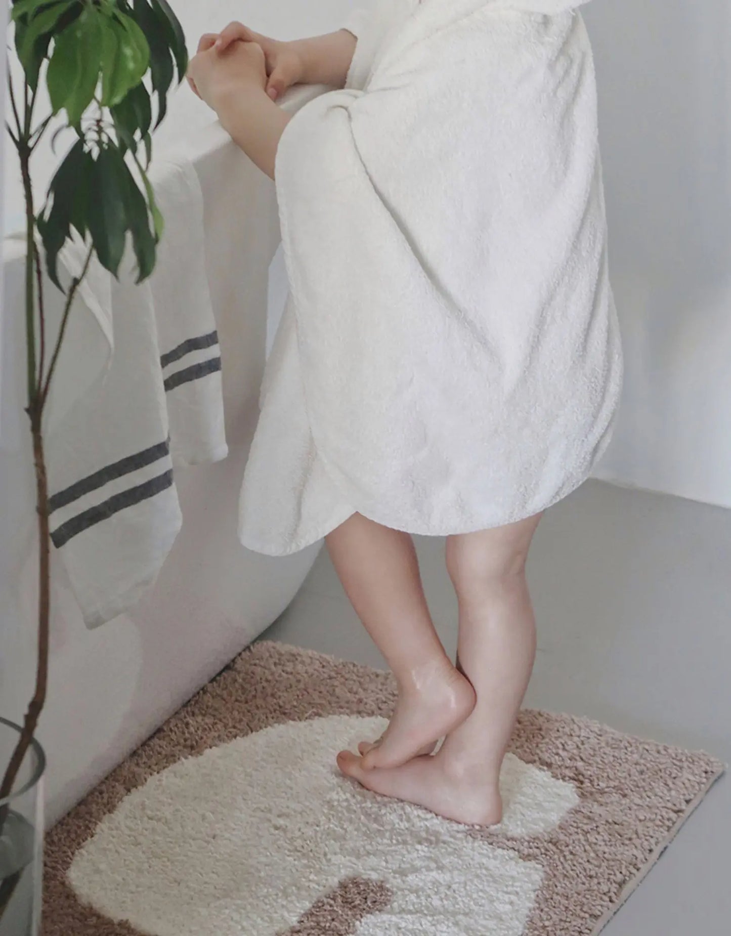 Oaklee Bath Mat featuring a plush, soft texture in various graphic styles and colors. Made from absorbent polyester with anti-slip backing, this minimalistic bath mat enhances bathroom décor while providing comfort and safety. Ideal for home décor enthusiasts seeking both style and functionality for their bathroom floor.