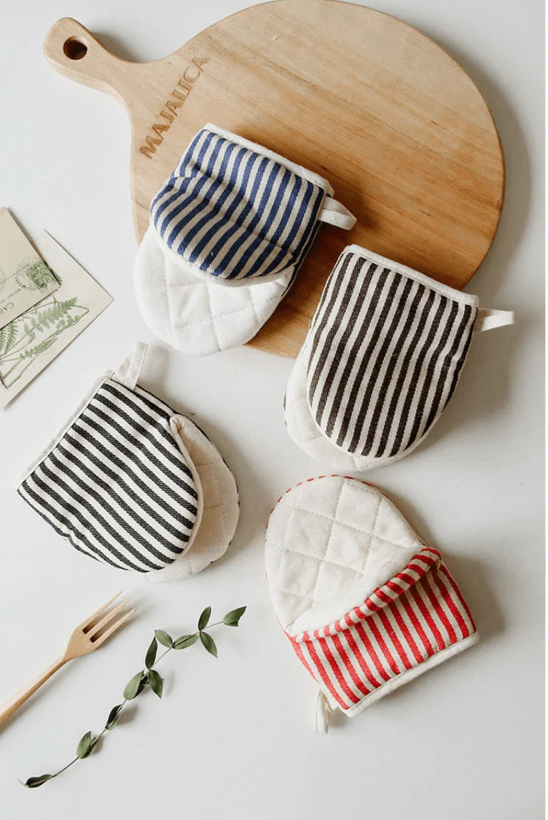 Qing Oven Mitt – modern striped oven mitt with heat insulation, available in four colorways, combining style and functionality for safe cooking and baking.