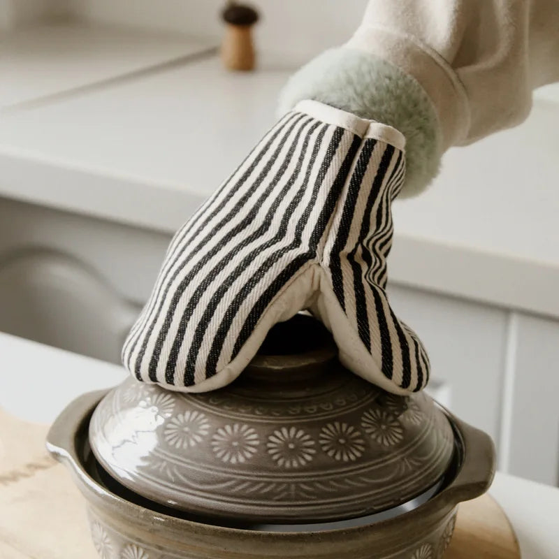 Qing Oven Mitt – modern striped oven mitt with heat insulation, available in four colorways, combining style and functionality for safe cooking and baking.
