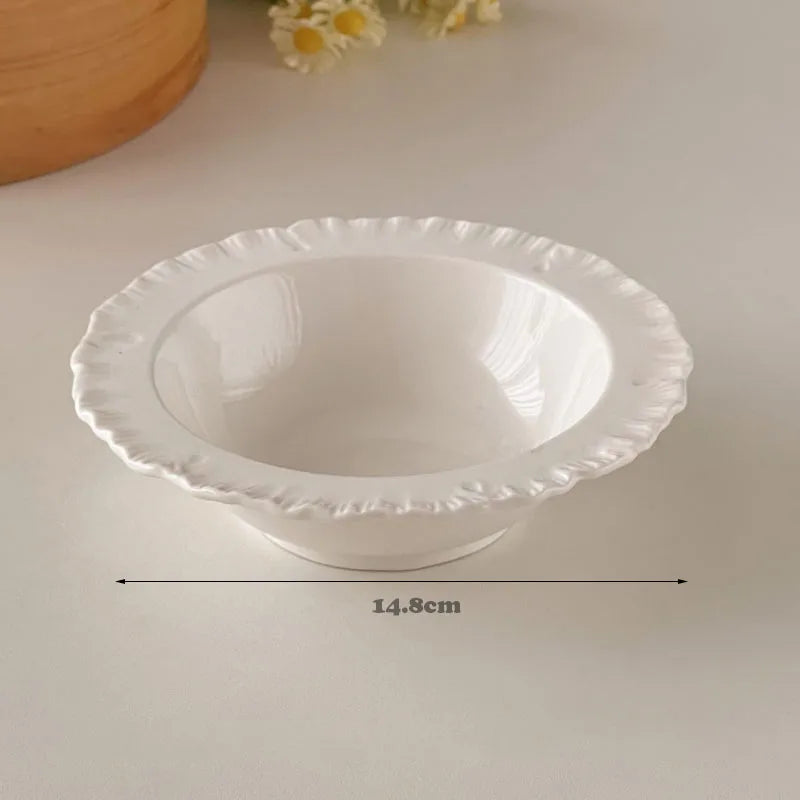Damian Plate Collection – ceramic plates and bowls with delicate ruffled edges, available in white or cream, combining simple elegance with a soft, feminine touch.