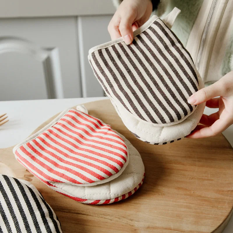 Qing Oven Mitt – modern striped oven mitt with heat insulation, available in four colorways, combining style and functionality for safe cooking and baking.