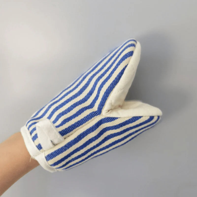 Qing Oven Mitt – modern striped oven mitt with heat insulation, available in four colorways, combining style and functionality for safe cooking and baking.