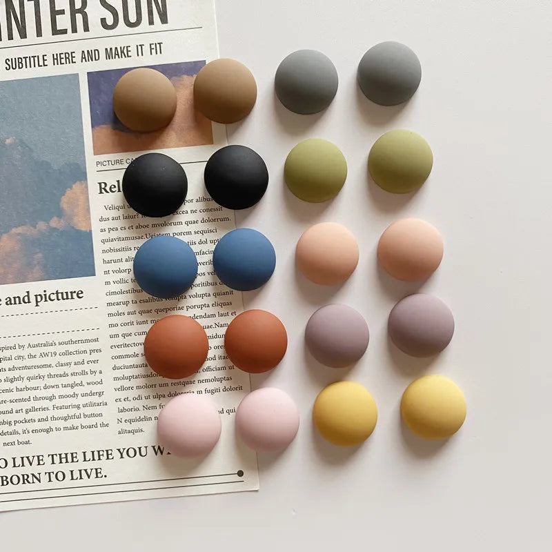 Image of the Dorina Magnets, featuring a set of 10 circular magnets in random vibrant colors. Each magnet measures 1.8 cm in diameter and is ideal for use in kitchens or offices, perfect for securing notes, lists, and reminders to metallic surfaces. A stylish and functional accessory for organizing spaces.