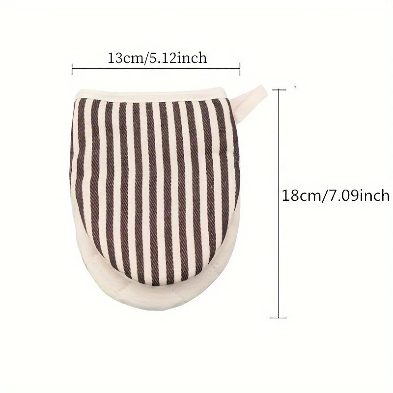 Qing Oven Mitt – modern striped oven mitt with heat insulation, available in four colorways, combining style and functionality for safe cooking and baking.