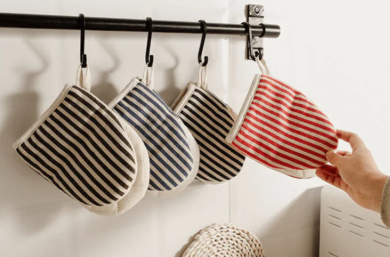 Qing Oven Mitt – modern striped oven mitt with heat insulation, available in four colorways, combining style and functionality for safe cooking and baking.