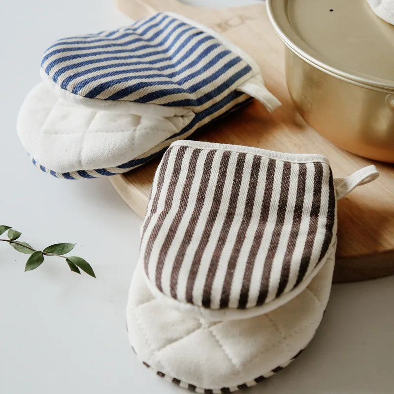 Qing Oven Mitt – modern striped oven mitt with heat insulation, available in four colorways, combining style and functionality for safe cooking and baking.