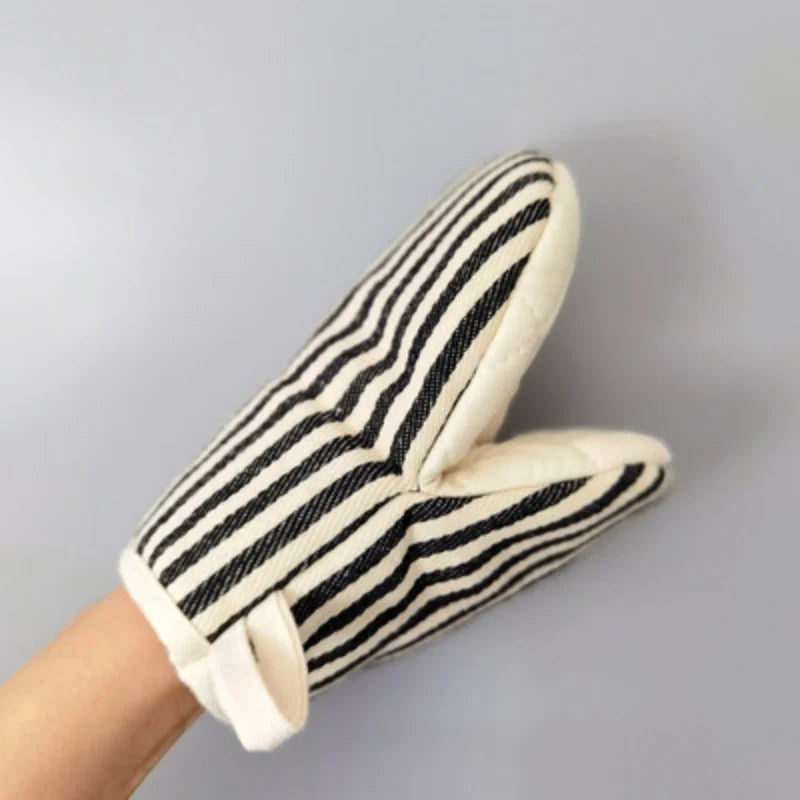Qing Oven Mitt – modern striped oven mitt with heat insulation, available in four colorways, combining style and functionality for safe cooking and baking.