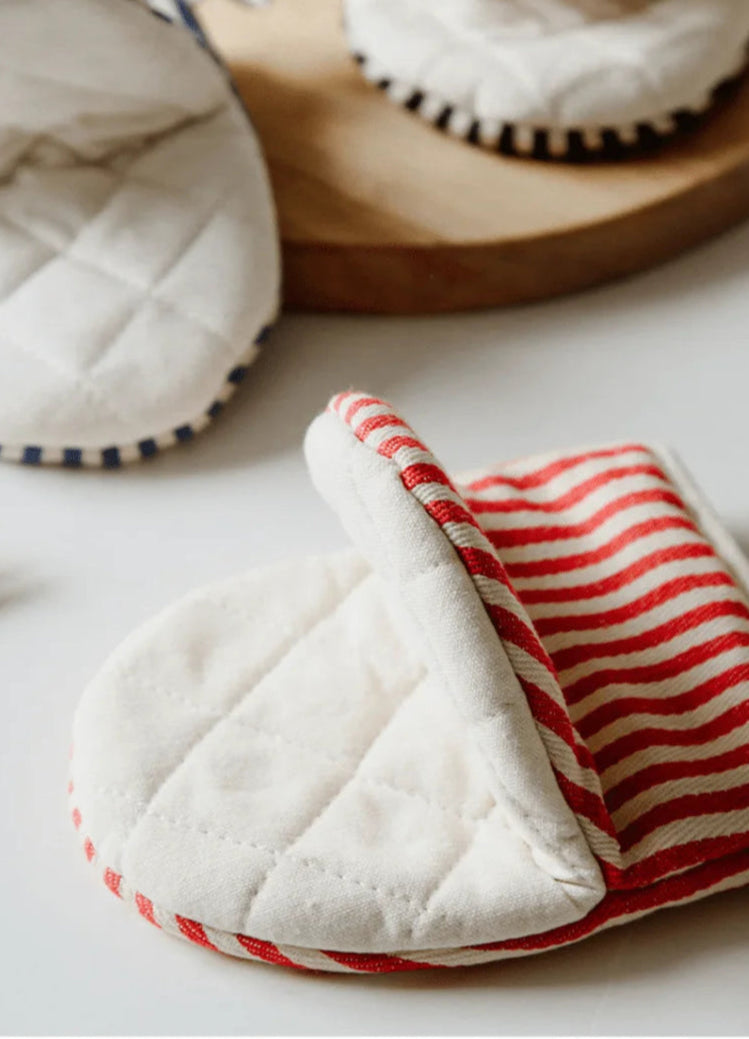 Qing Oven Mitt – modern striped oven mitt with heat insulation, available in four colorways, combining style and functionality for safe cooking and baking.