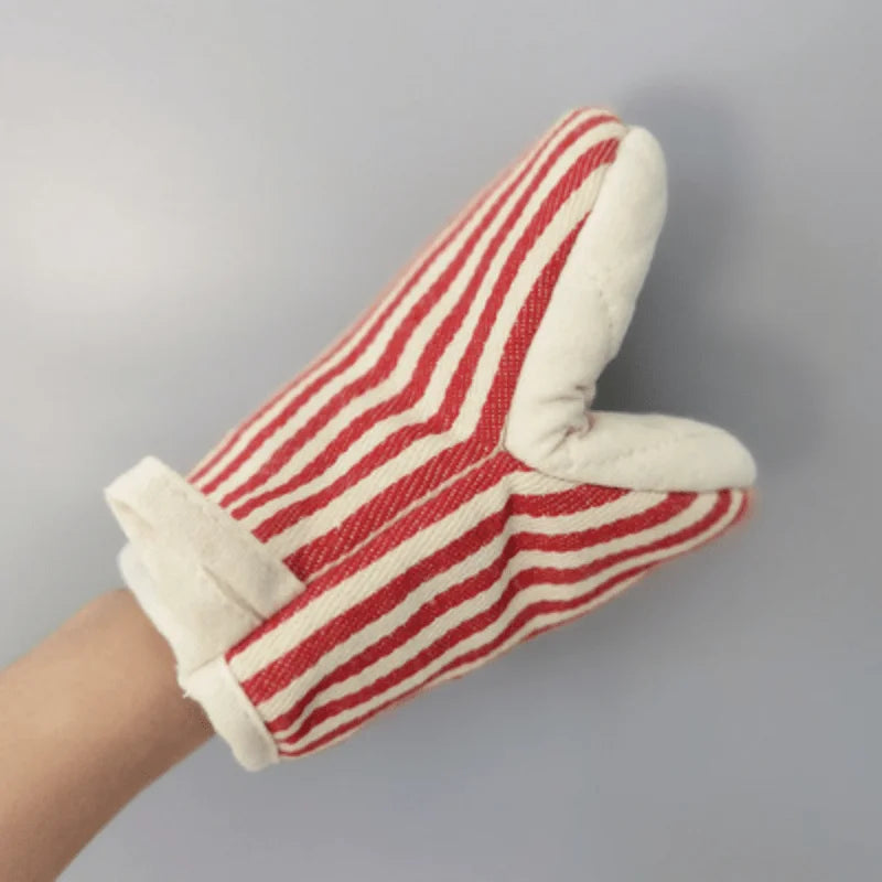 Qing Oven Mitt – modern striped oven mitt with heat insulation, available in four colorways, combining style and functionality for safe cooking and baking.