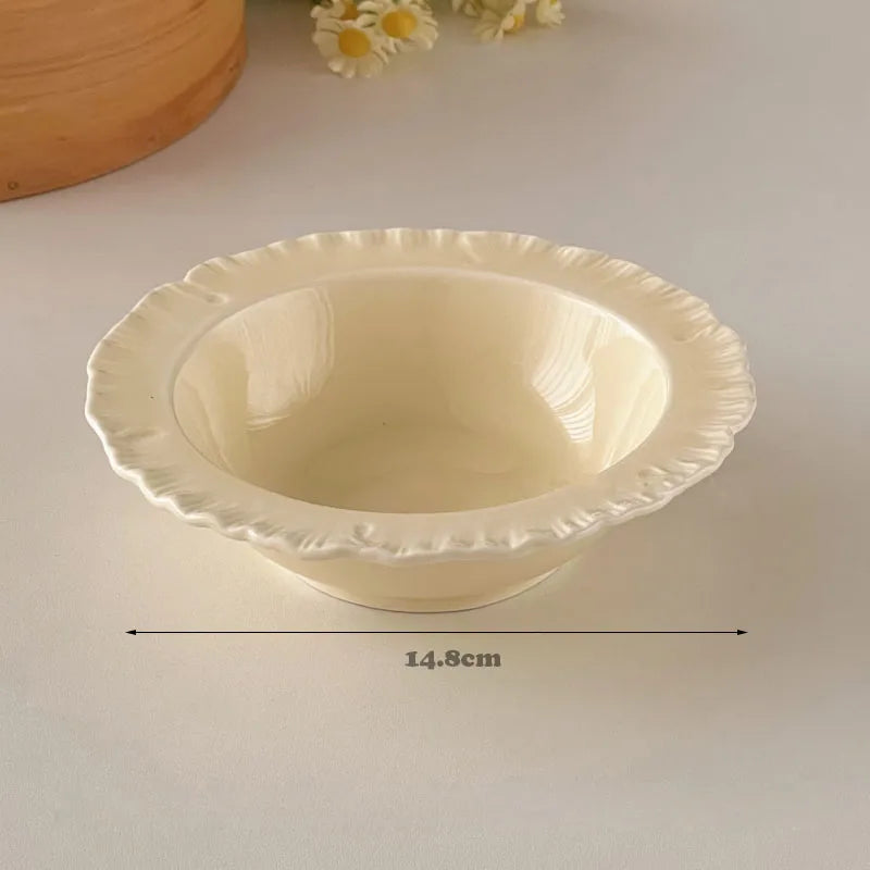 Damian Plate Collection – ceramic plates and bowls with delicate ruffled edges, available in white or cream, combining simple elegance with a soft, feminine touch.