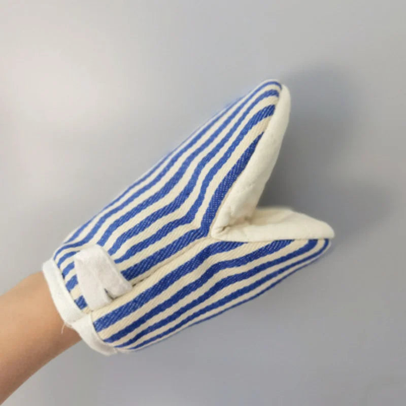 Qing Oven Mitt – modern striped oven mitt with heat insulation, available in four colorways, combining style and functionality for safe cooking and baking.