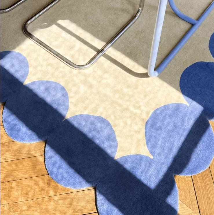 Modern plush area rug with scalloped edge, available in two colorways. Fluffy polyester with non-slip bottom - Domus Forge