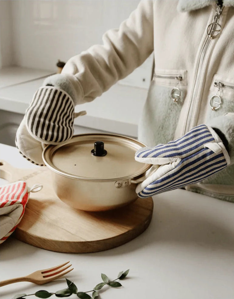 Qing Oven Mitt – modern striped oven mitt with heat insulation, available in four colorways, combining style and functionality for safe cooking and baking.
