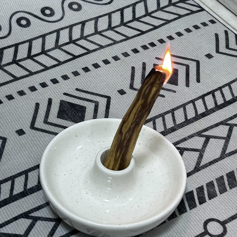 White ceramic Maeve Incense Holder with a dedicated burning plate for sage and palo santo. Elegant and purposeful, this accessory enhances the ritual of incense burning, creating a mystical ambiance in any space.